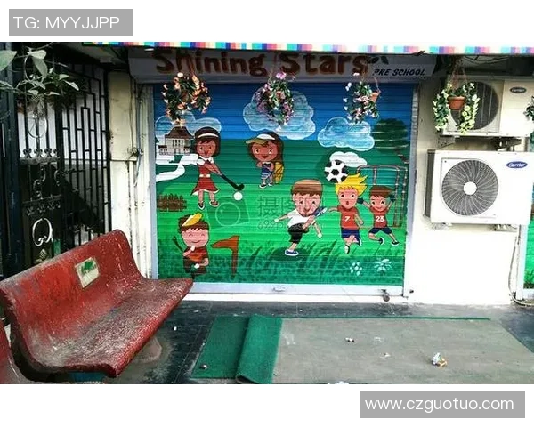 墙画艺术与球星风采结合 打造独特足球文化氛围