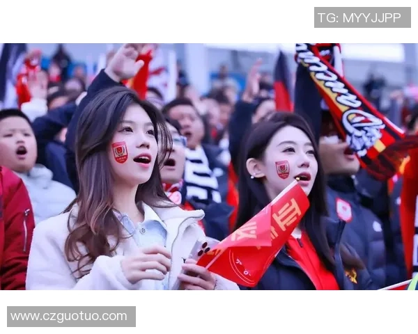 球迷圆梦时刻与足球巨星同框合影记录绿茵闪耀瞬间